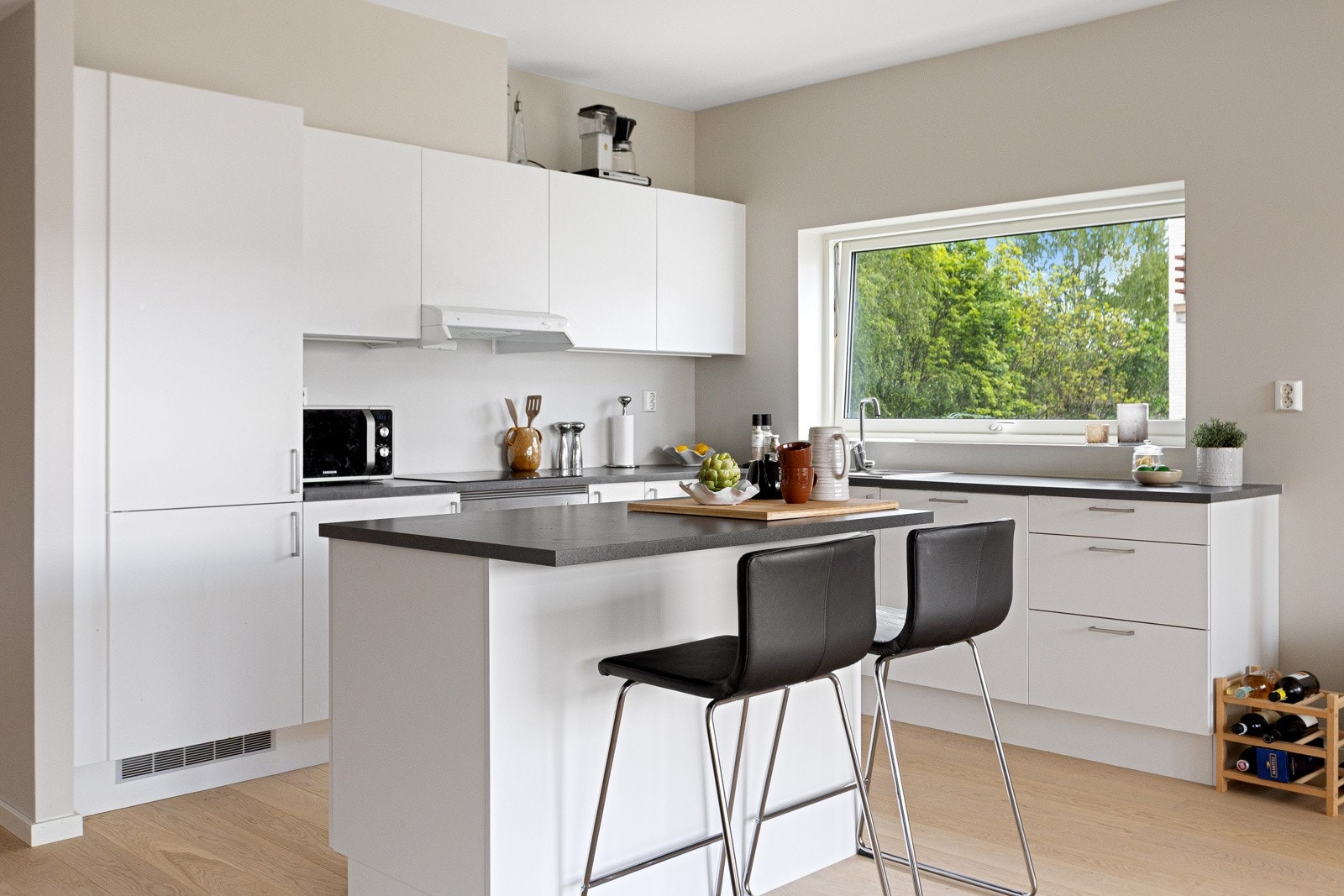 Kjøkkenet er fra Sigdal og har en moderne innredning med glatte fronter og laminat benkeplate med nedfelt kum. Galleribilde