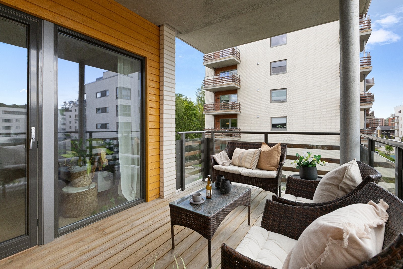 Her er det god plass til både utemøbler og grill, og med rekkverk i metall, glass og tre, har balkongen et moderne uttrykk. Galleribilde