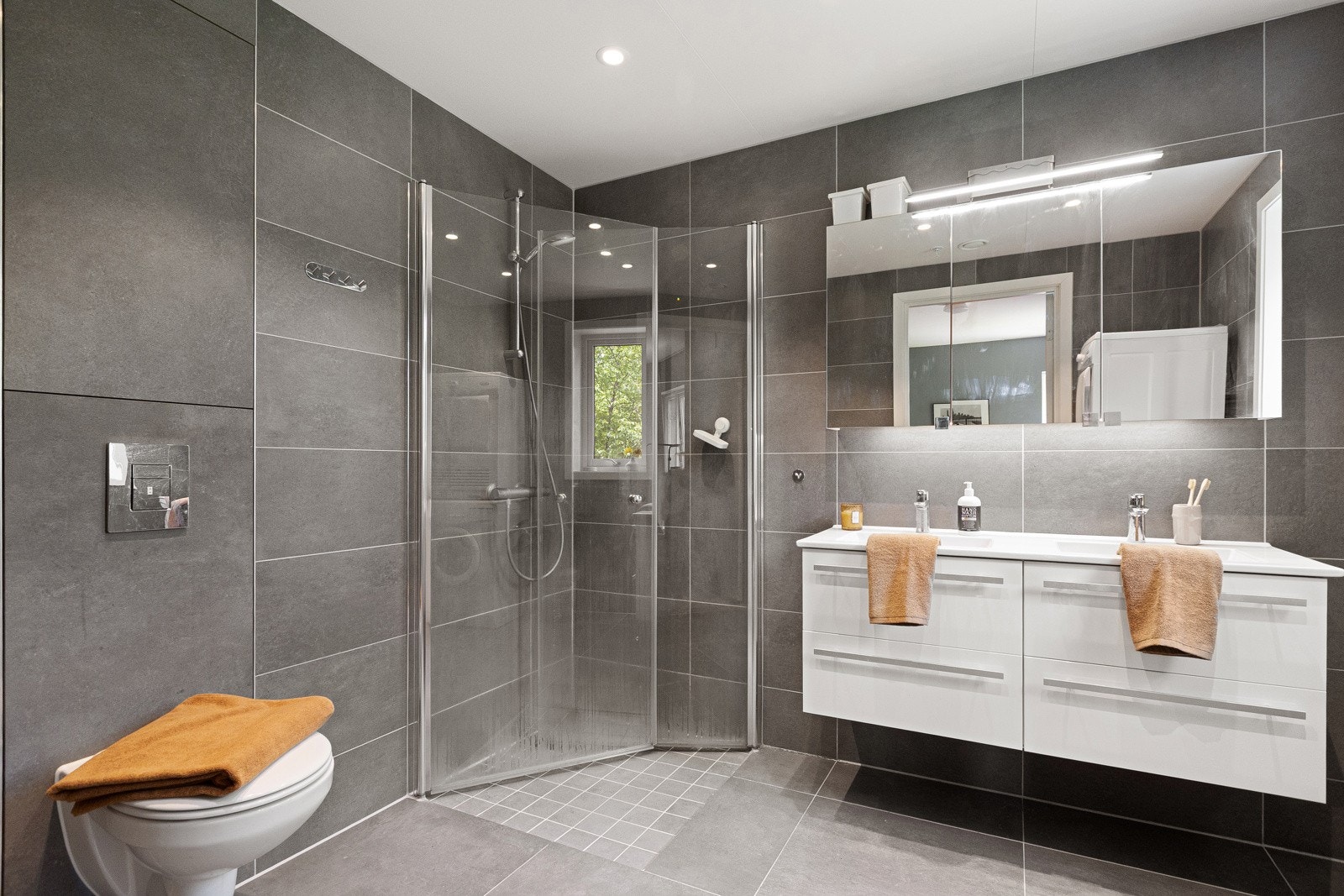 Det andre badet er tilknyttet hovedsoverommet. Galleribilde