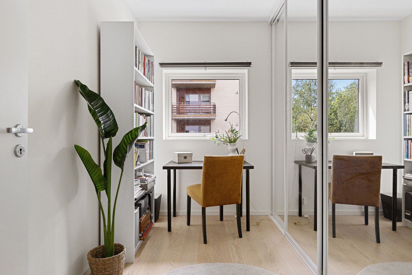 Det tredje soverommet har en stor skyvedørsgarderobe med speilfronter. Galleribilde