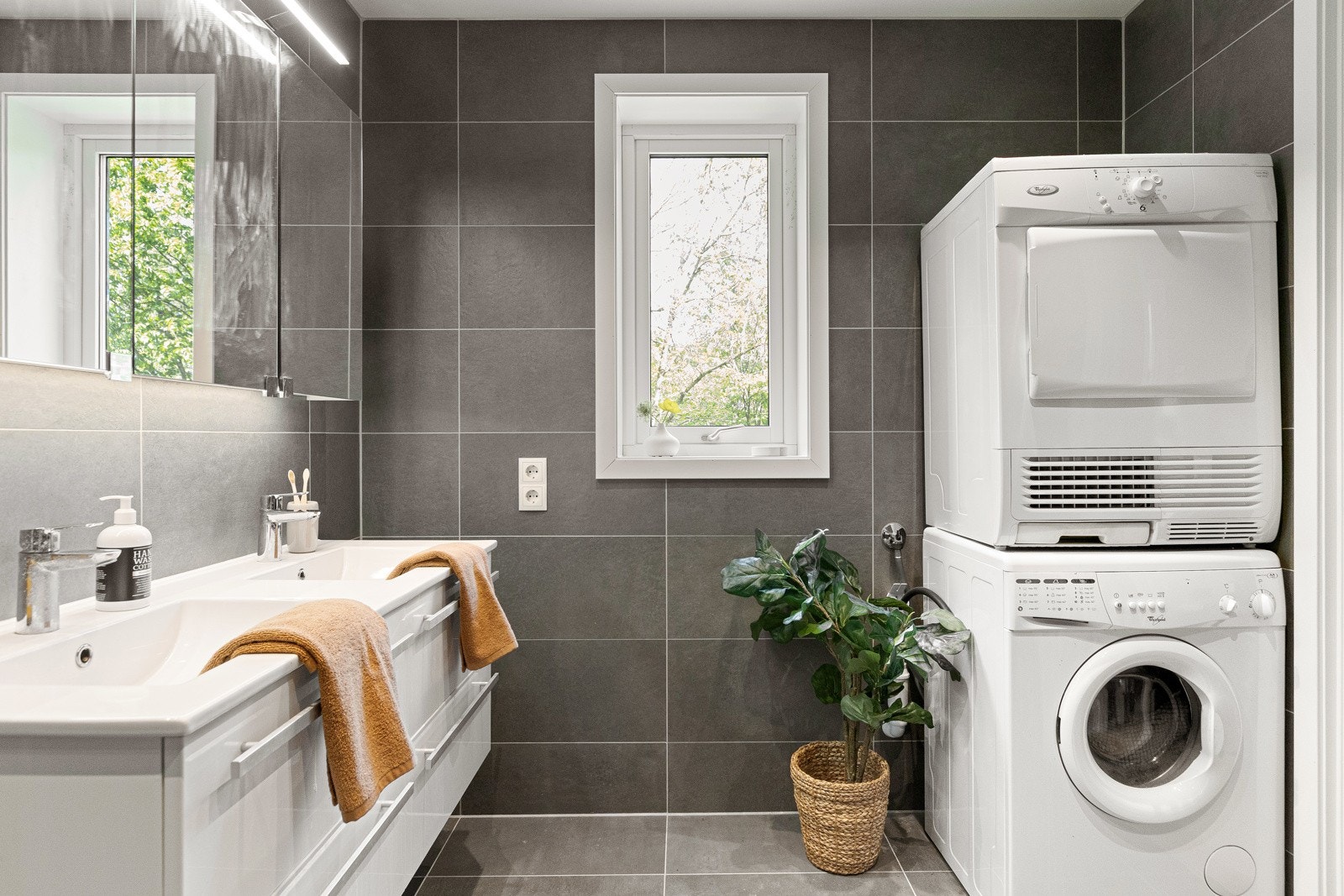 I tillegg har dette badet opplegg for vaskemaskin og plass til tørketrommel. Galleribilde