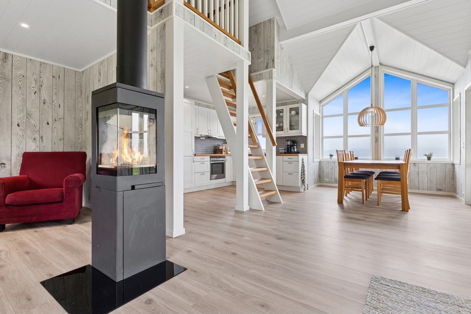 Stue med åpen løsning, store vindu som slipper inn mye naturlig fint lys Galleribilde