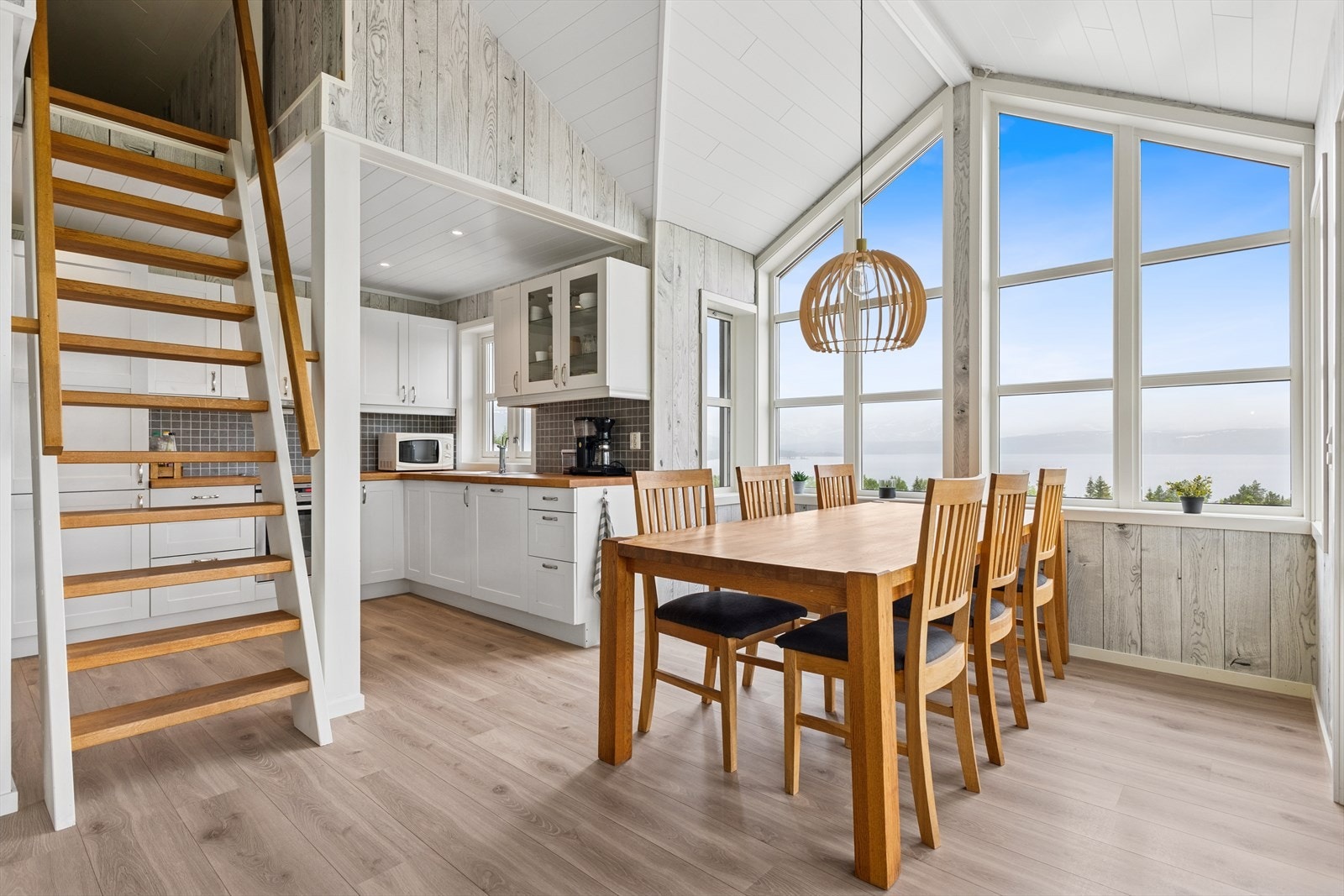 Her kan du sitte å nyte flott utsikt Galleribilde