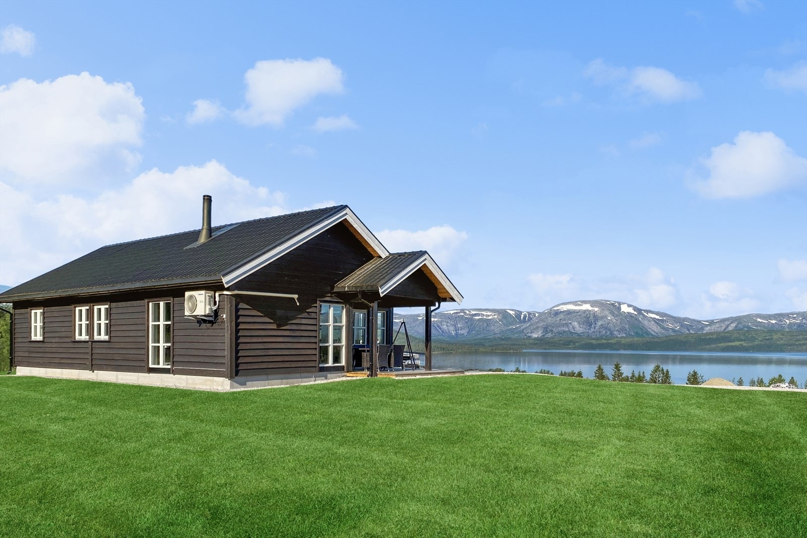 Fasade, det bemerkes at plenen her er manipulert Galleribilde