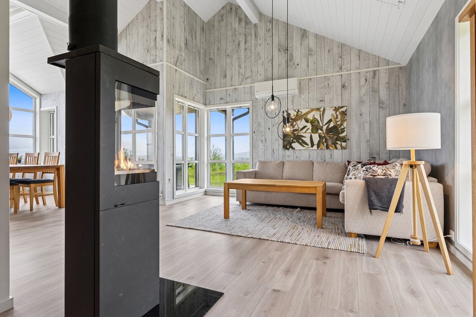 Vedovn som gir god varme på ekstra kalde dager, ellers er det er varm hytte også innstallert varmepumpe Galleribilde