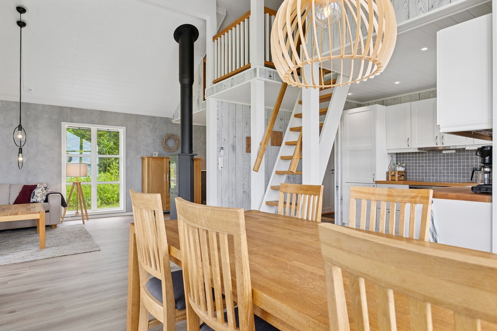 Åpen og fin løsning med god takhøyde Galleribilde