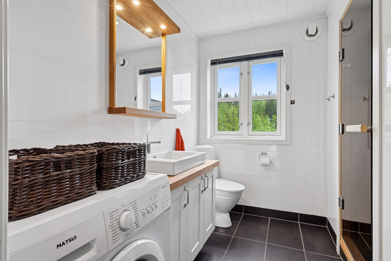 Bad med inngang til Badstue Galleribilde