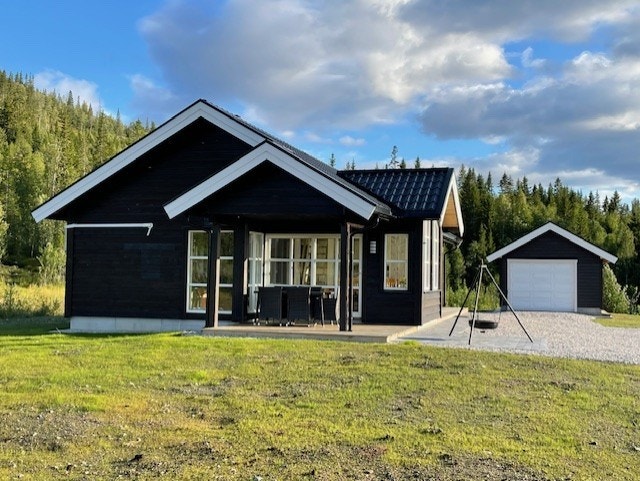 Koselig hytte med mye vindu Galleribilde