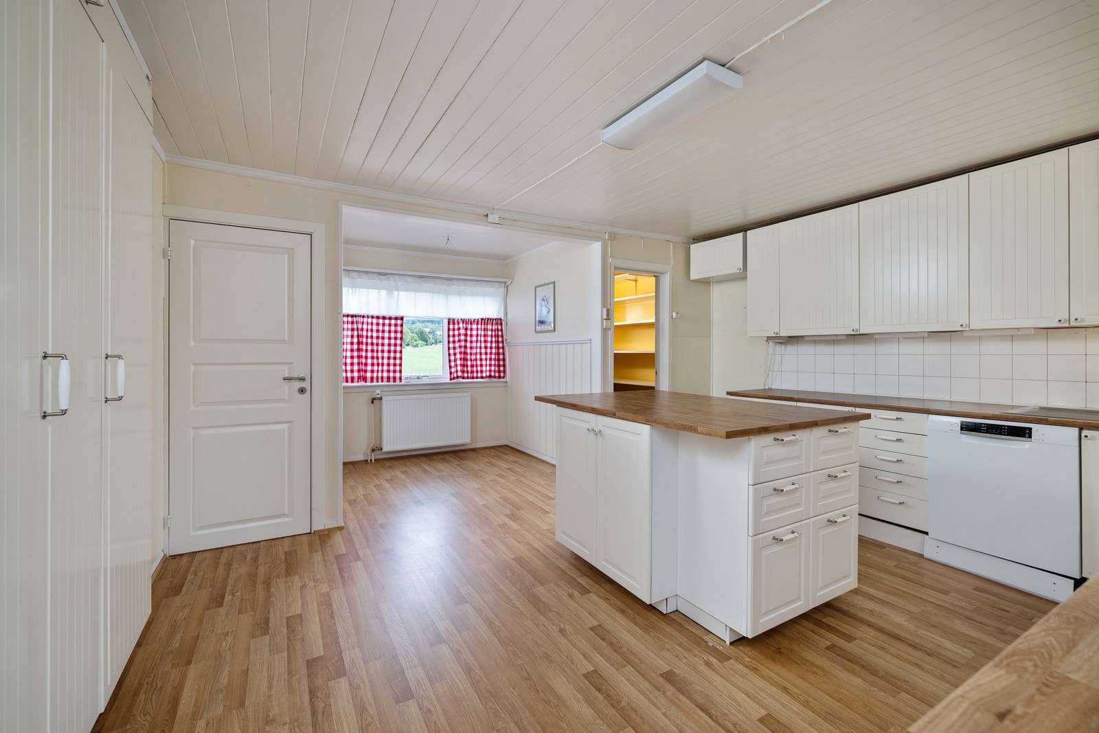 Plass til spisebord ifb. kjøkkenet. Galleribilde