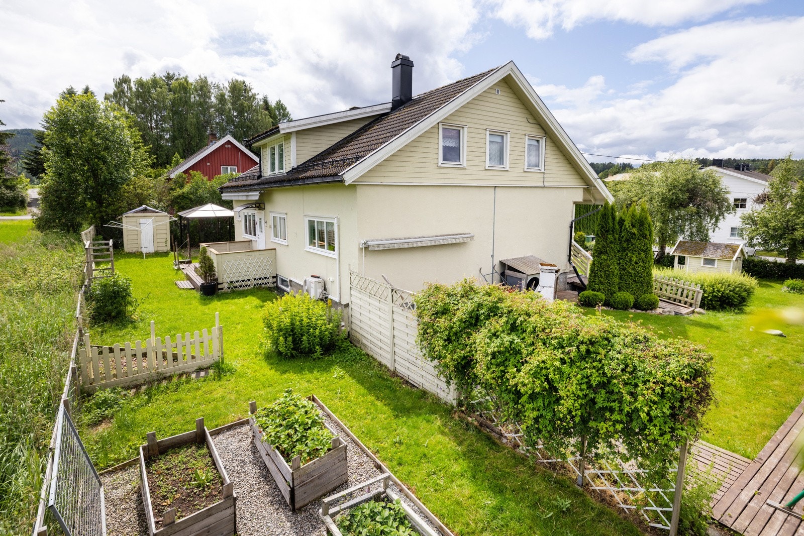 Pent opparbeidet tomt med god plass til både lek og nytte Galleribilde