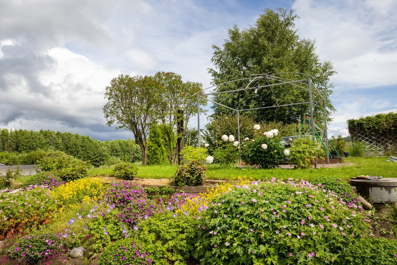 Drivhus og stor hage gir gode muligheter for dyrking og hobby Galleribilde