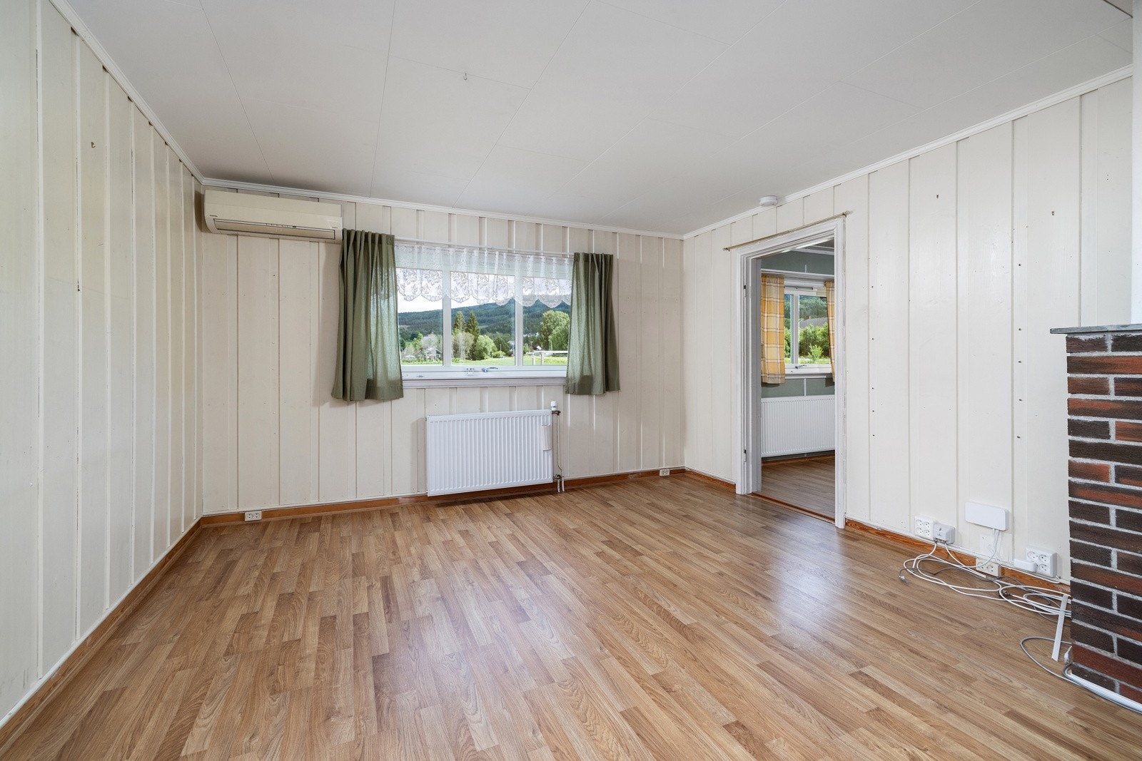 Stue med luft-til-luft varmepumpe. I tillegg er det luft-til-vann for oppvarming med radiatorer. Galleribilde