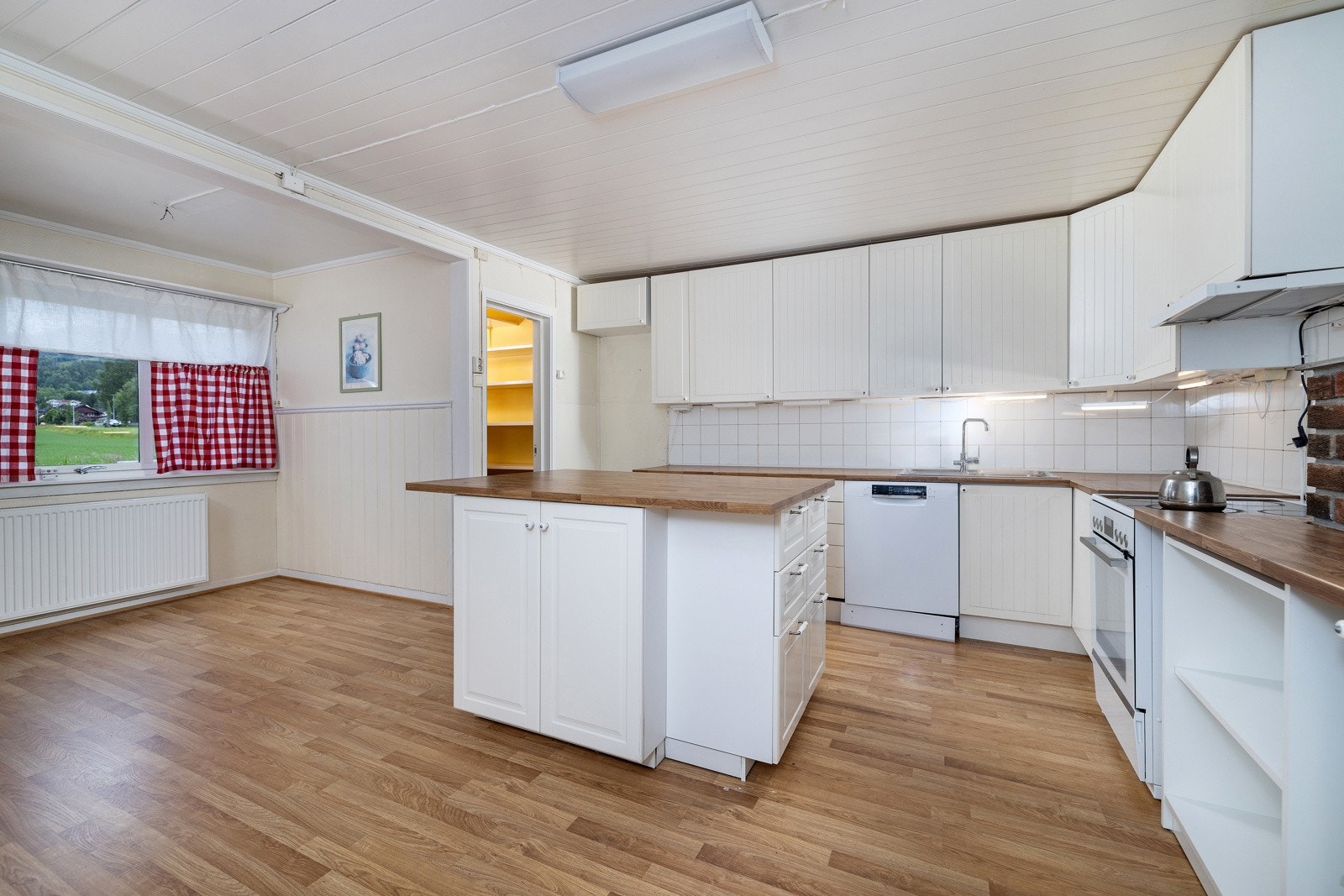 Kjøkken med profilerte fronter og laminat benkeplate Galleribilde