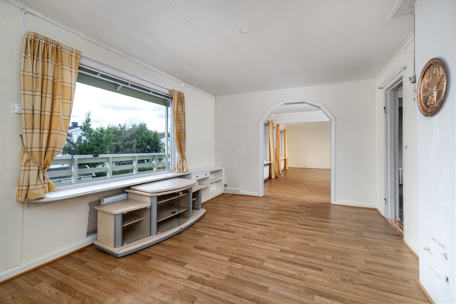 Boligen har flere romslige stuer Galleribilde