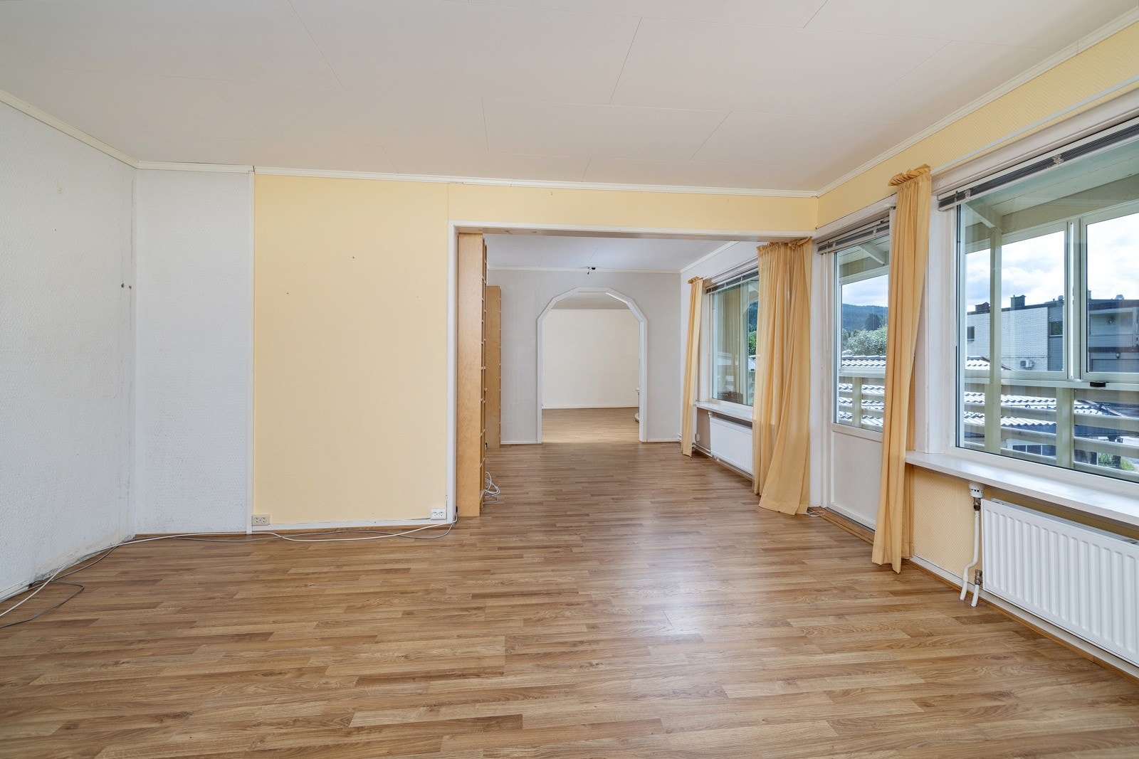 Romslig stue med adkomst til veranda. Galleribilde