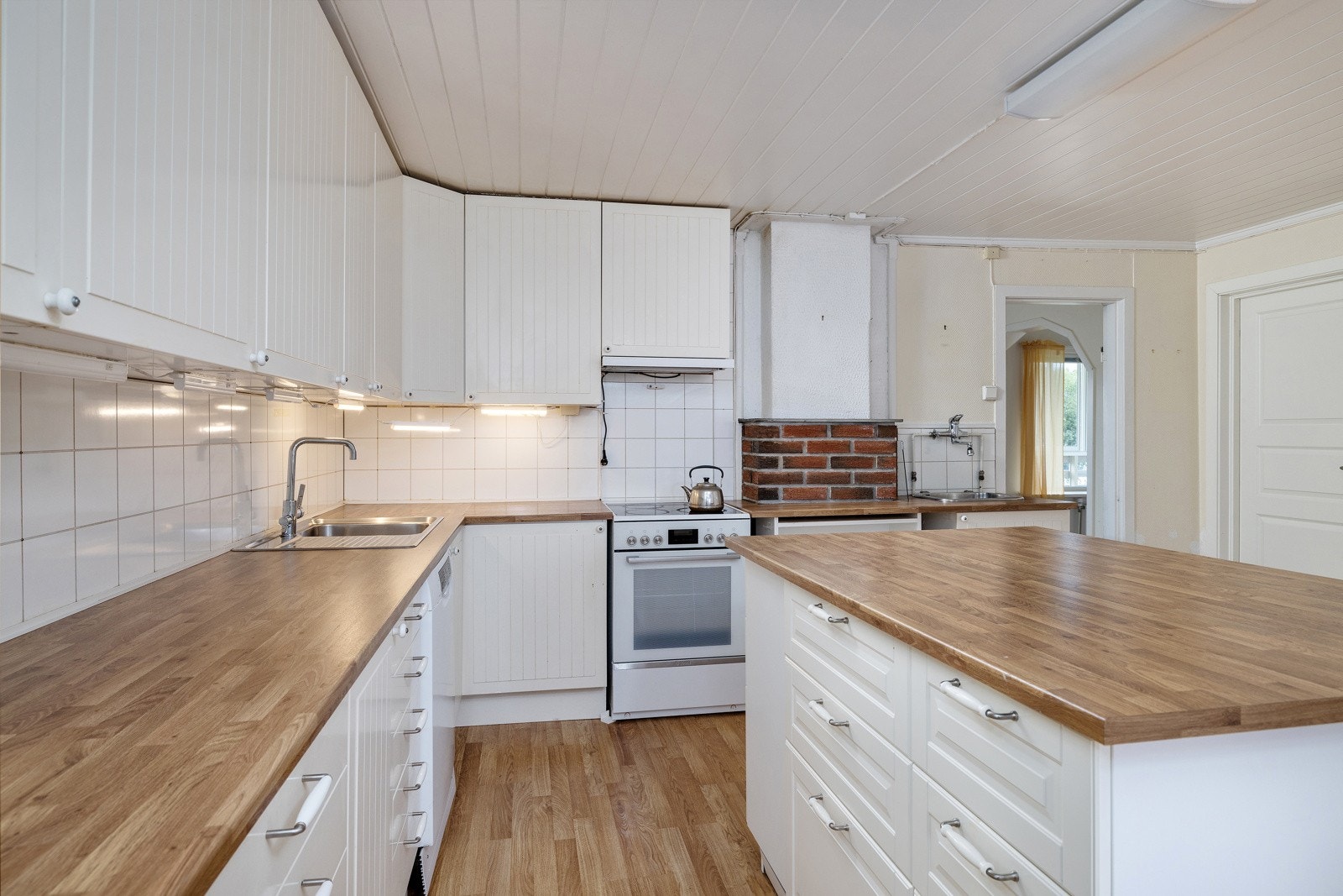 Funksjonelt kjøkken med kjøkkenøy. Galleribilde