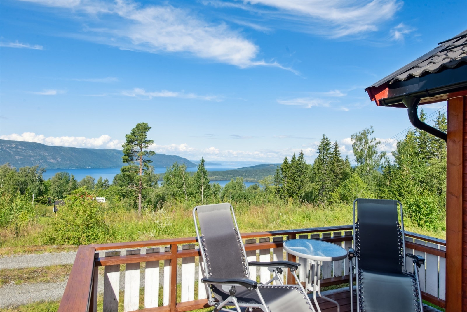 Flott utsikt mot Mjøsa fra store og solrike uteplasser. Galleribilde