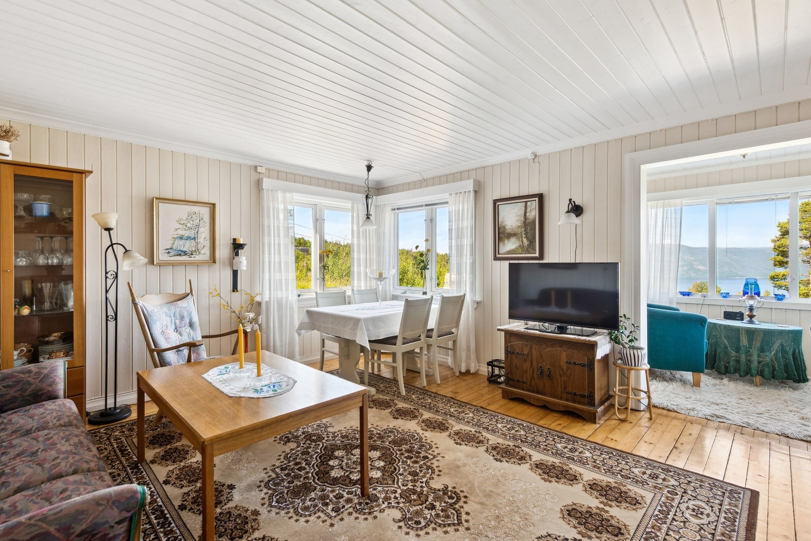 Innbydende og lys stue med trivelig atmosfære og flott utsikt! Galleribilde