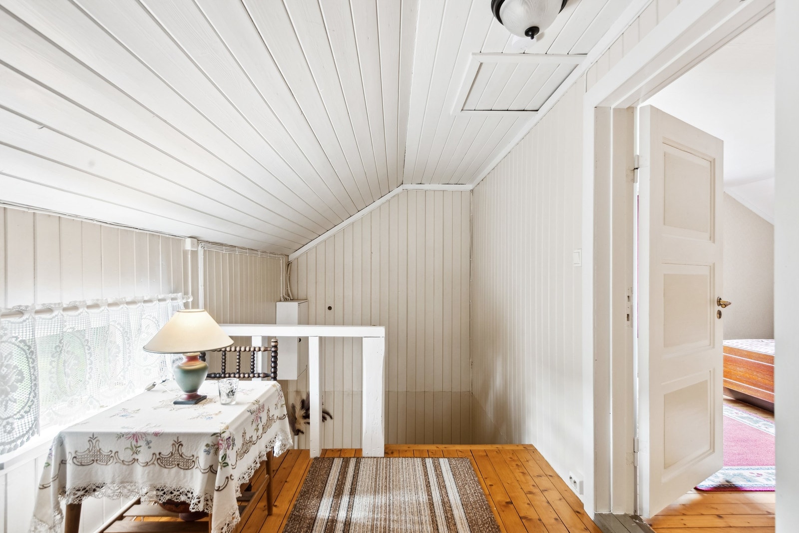 2. etasje inneholder 2 soverom, bad og kott Galleribilde