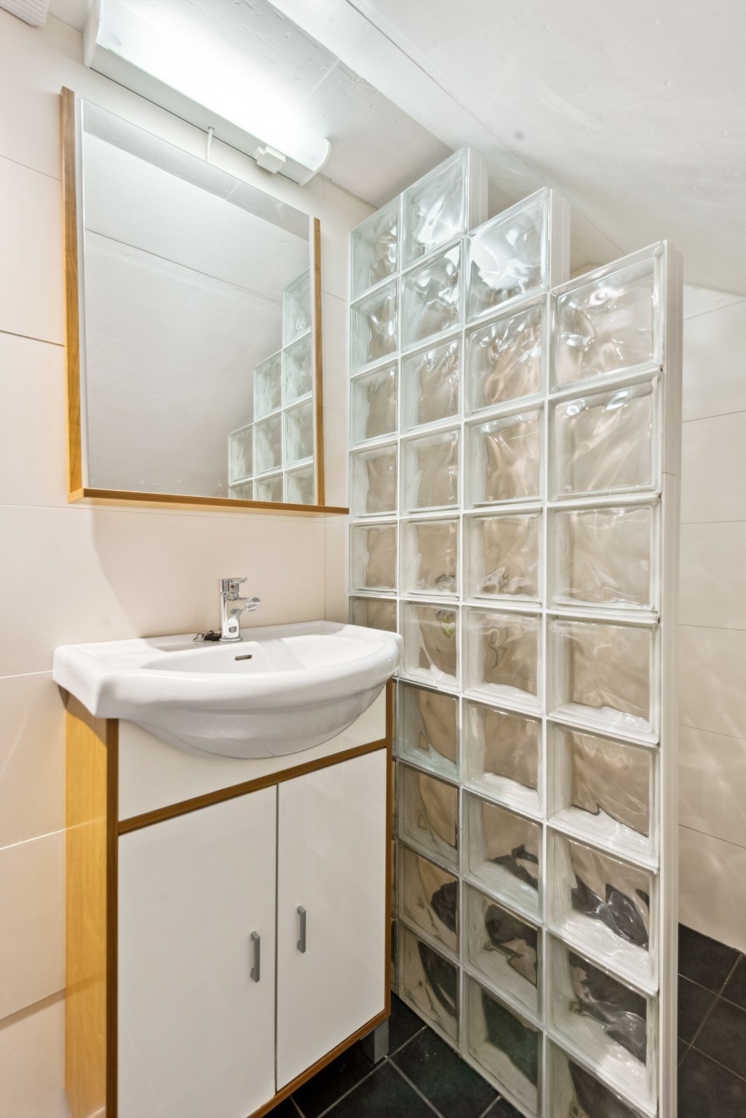 Bad med flislagt gulv og elektriske varmekabler Galleribilde