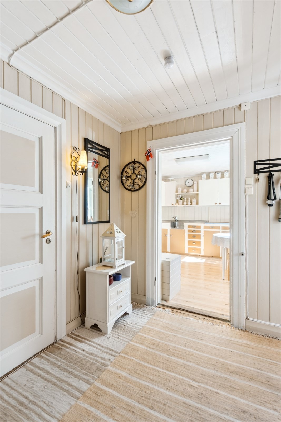 Fra innergangen er det adkomst både til kjøkken og stue. Galleribilde