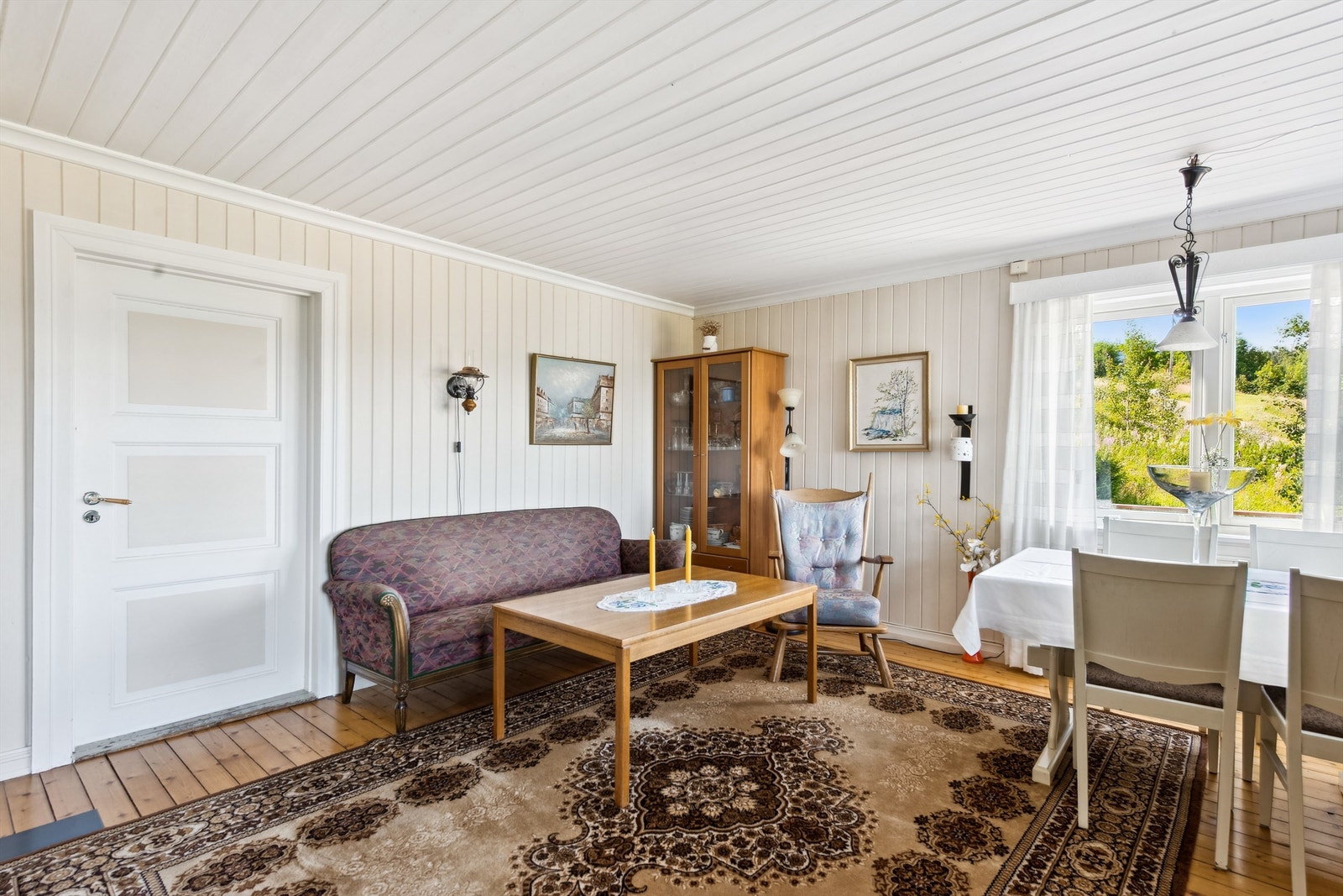 Lys og romslig stue. Galleribilde