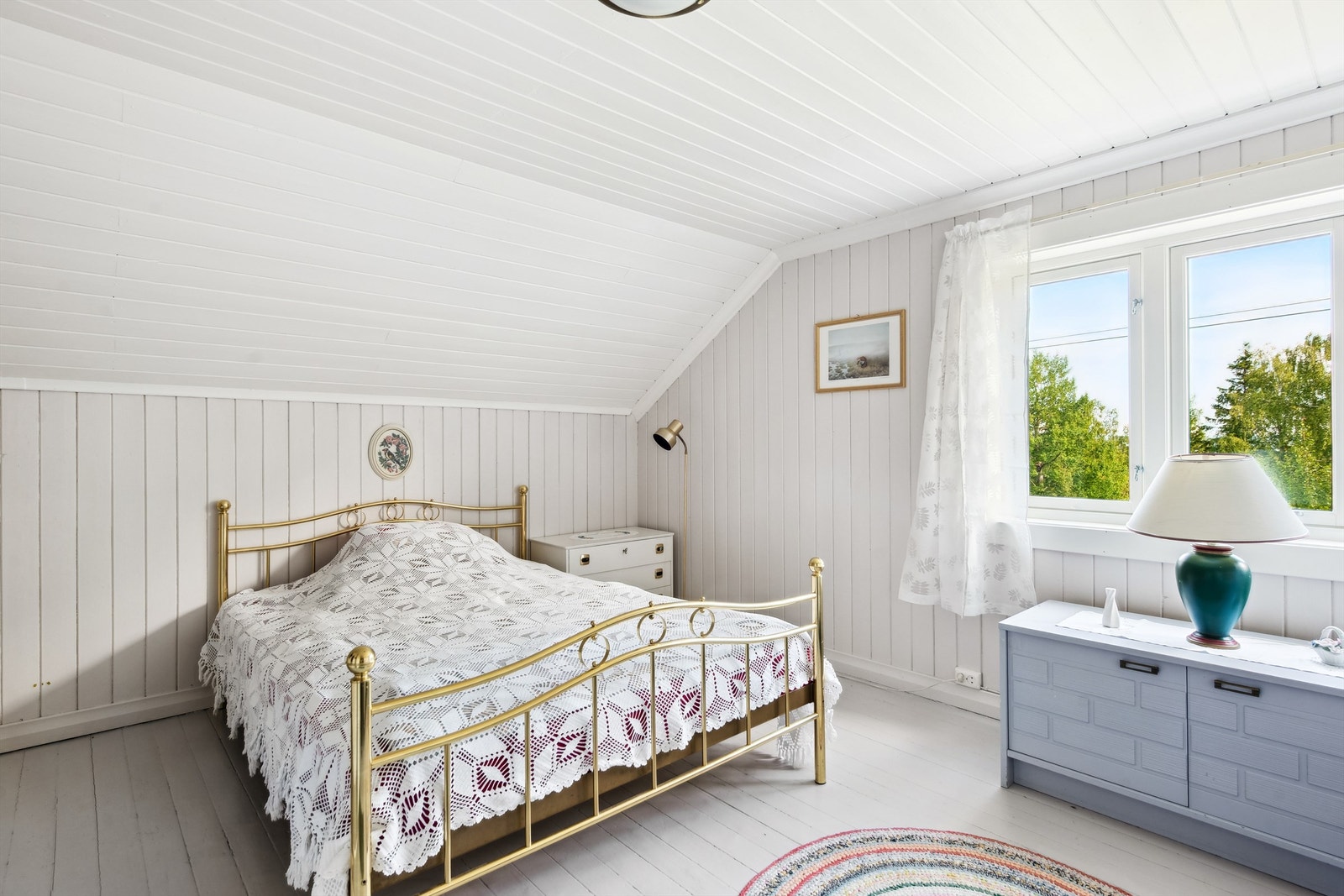 Soverom 1 - Stort og luftig med sydvendt vindu Galleribilde