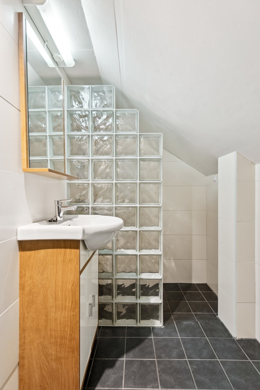 Bad med servant og dusjnisje. Galleribilde