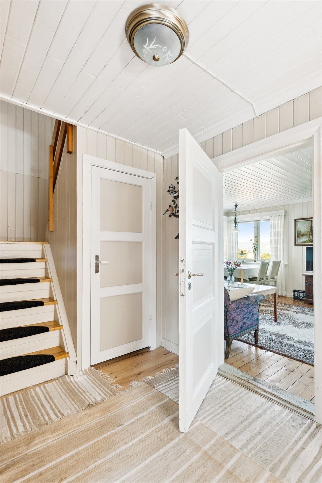 Innergang med trapperom - Fra gangen er det adkomst både til stue, kjøkken og ned til grovkjeller. Galleribilde