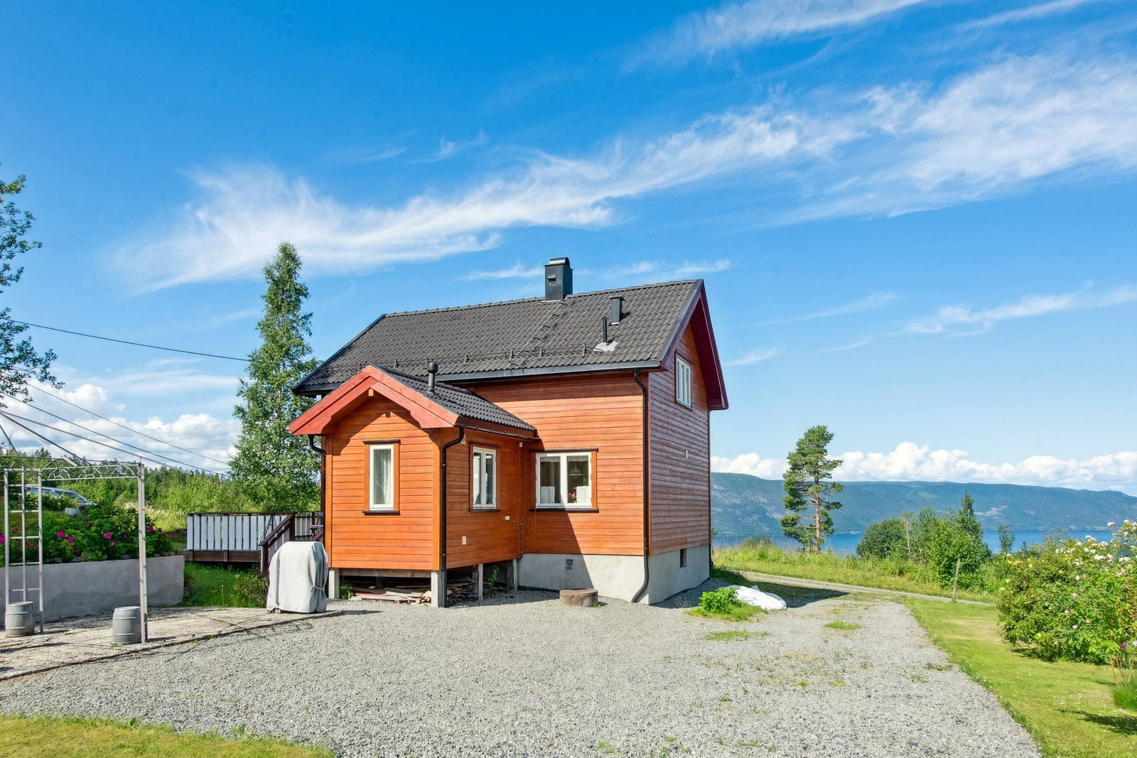Tilbygg mot øst fra 2014 med entré og toalettrom (cinderella forbrenningstoalett). Galleribilde