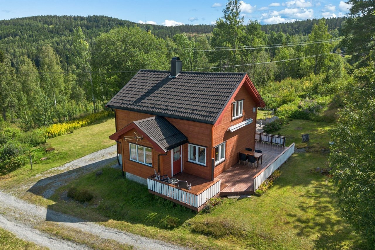 Terrassen er sammenhengende rundt tre siden av boligen, mot øst, syd og vest Galleribilde