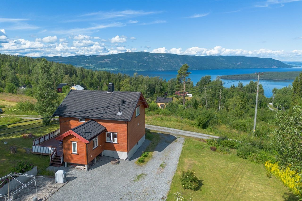 Velkommen til Mikkel Saxlunds veg 147! Meget skjermet og usjenert beliggenhet med flott utsikt mot Mjøsa! Galleribilde