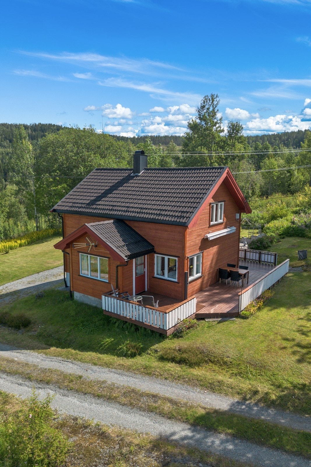 Takstein er skiftet i 2004 - Ytterkledning, isolasjon, utforing og etterisolering av vegger samt utskifting av vinduer er utført i etapper i perioden 2006-2025. Galleribilde