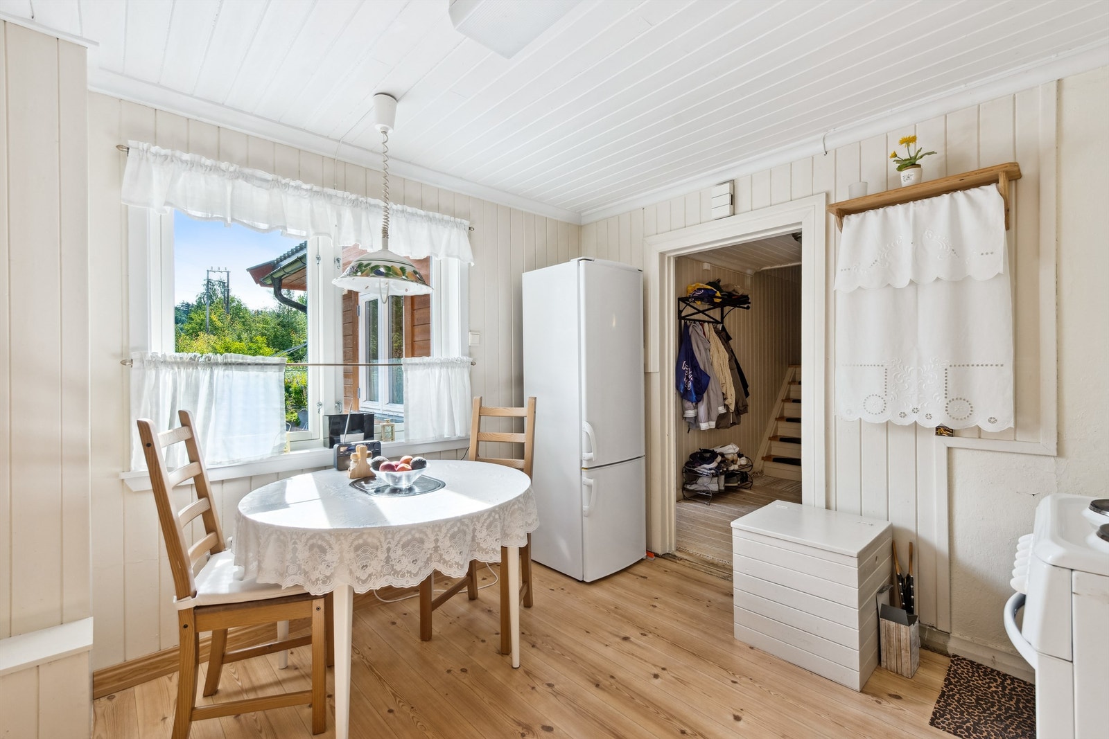 Fin spiseplass foran vinduene på kjøkkenet. Galleribilde