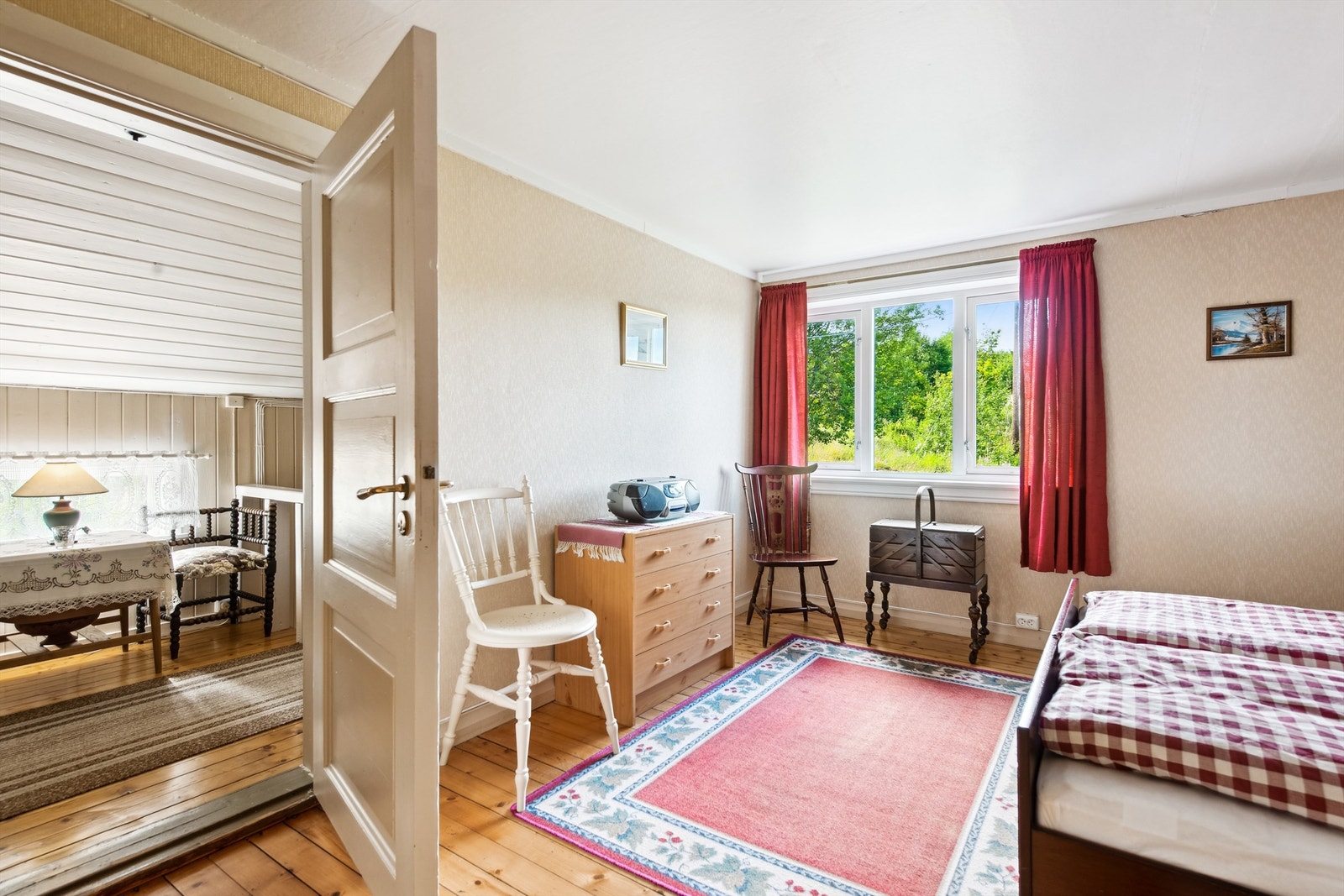 Soverom 2 har stort vindu mot syd Galleribilde