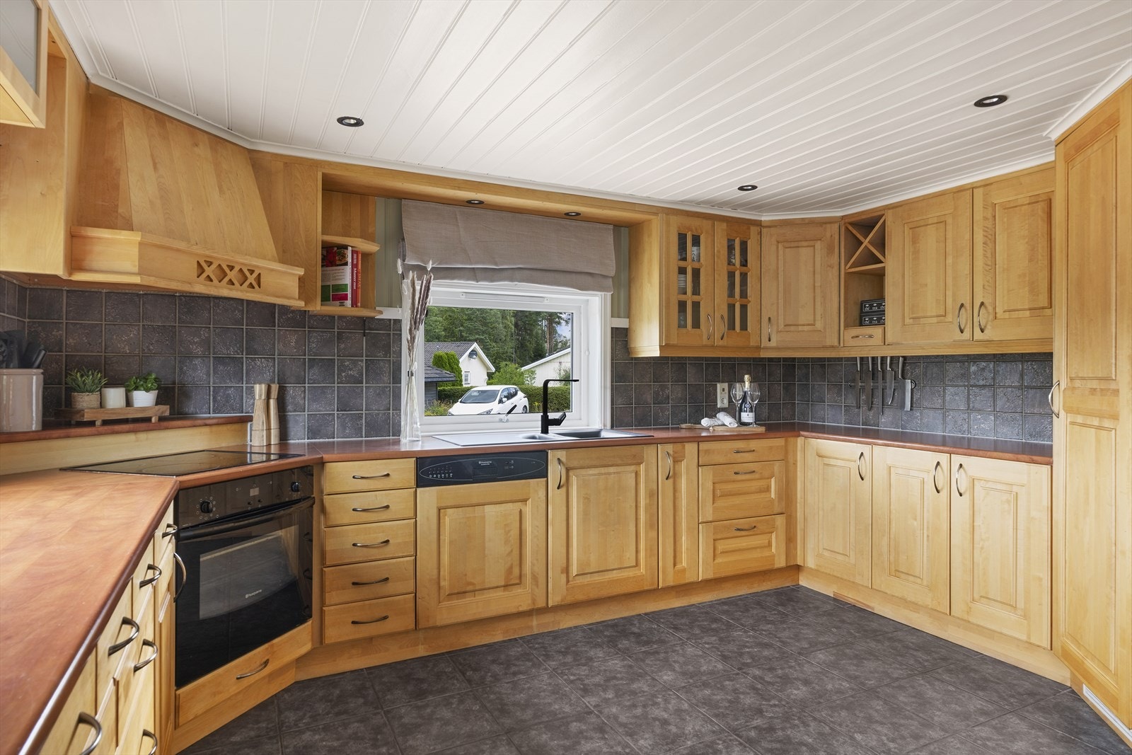 Det er rikelig med både oppbevaringsplass og arbeidsplass. Galleribilde