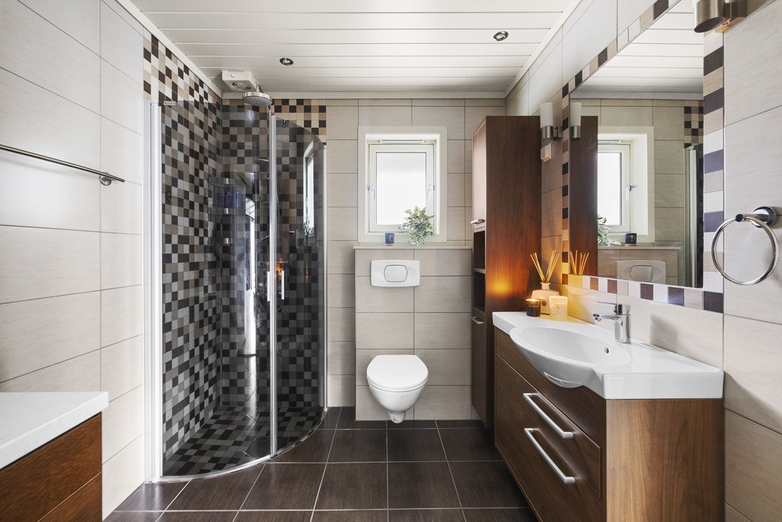 Baderom med fliser på vegger og gulv, med varmekabler. Galleribilde