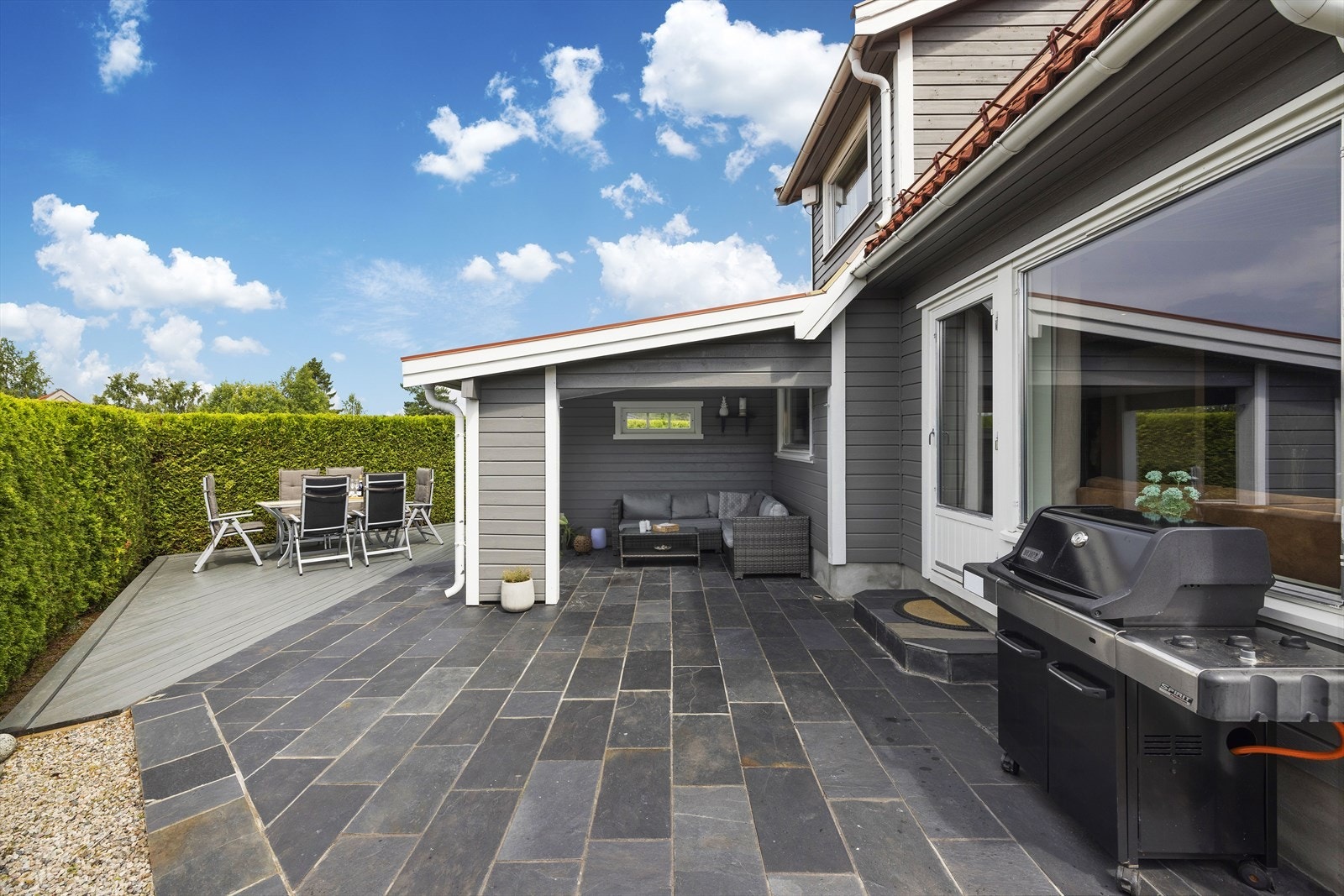 Fantastisk flott hjørnetomt som er pent opparbeidet med flere hyggelige uteplasser! Galleribilde