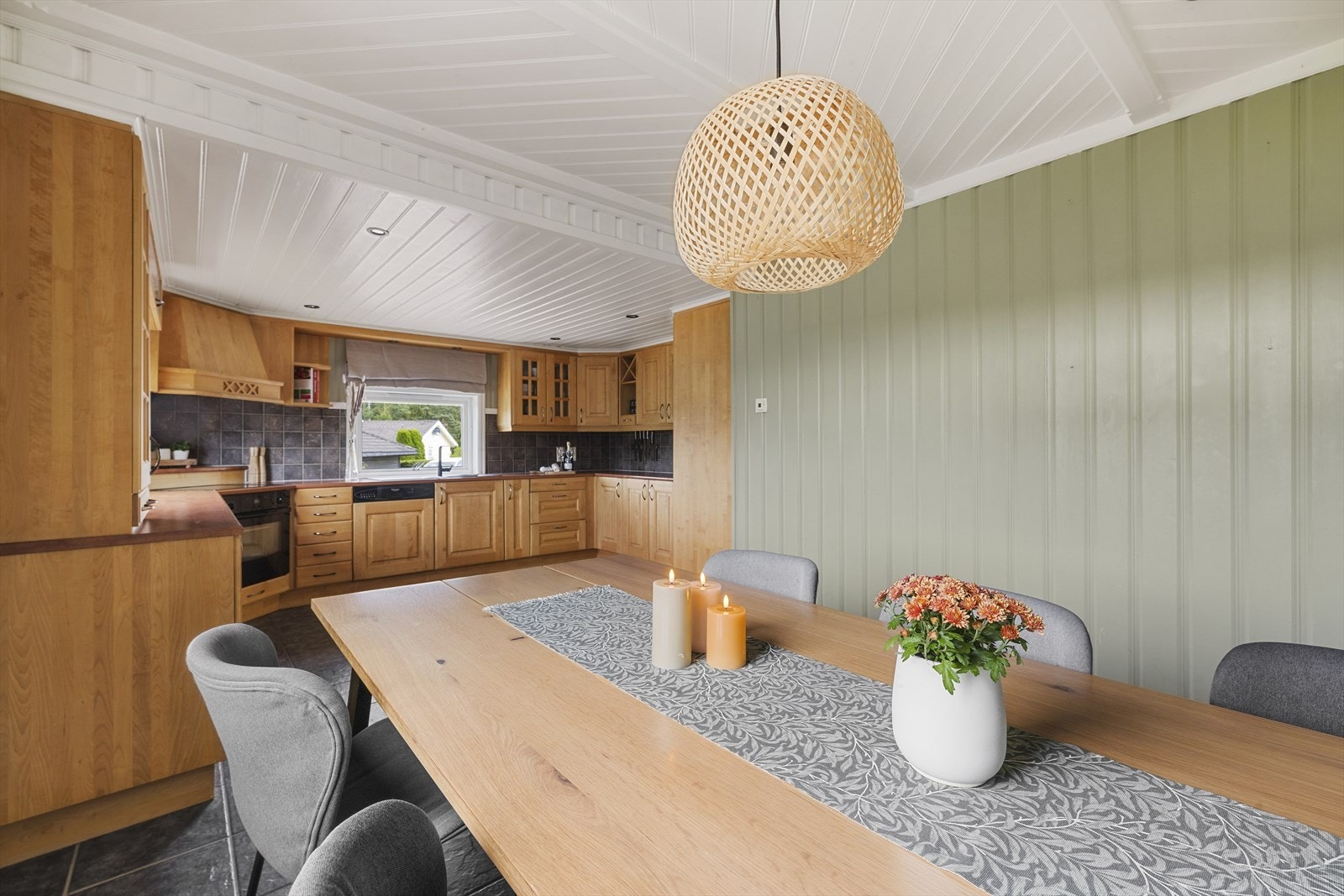 Kjøkkenet har fliser med varme i gulv Galleribilde