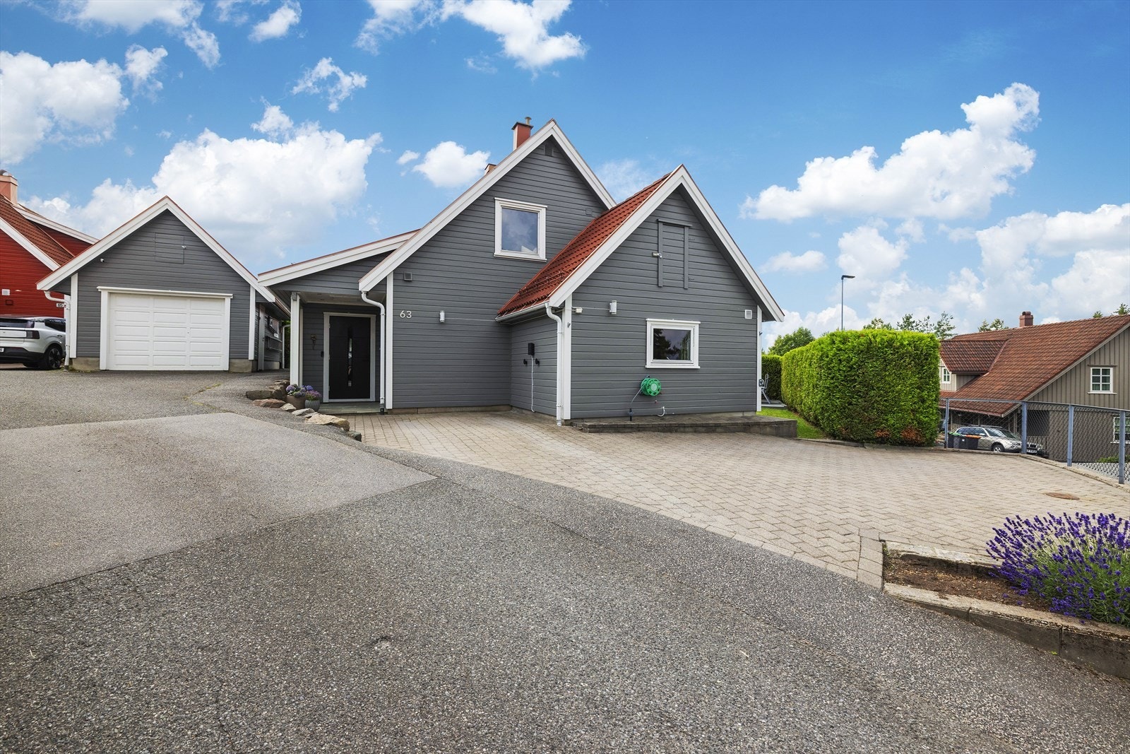 Gode parkeringsmuligheter i frittstående enkel garasje og steinsatt gårdsplass Galleribilde