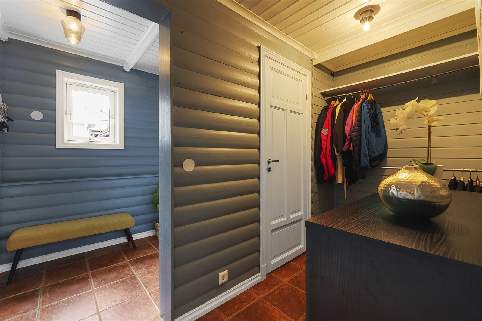 Entré og gang - inngang til praktisk bodrom Galleribilde