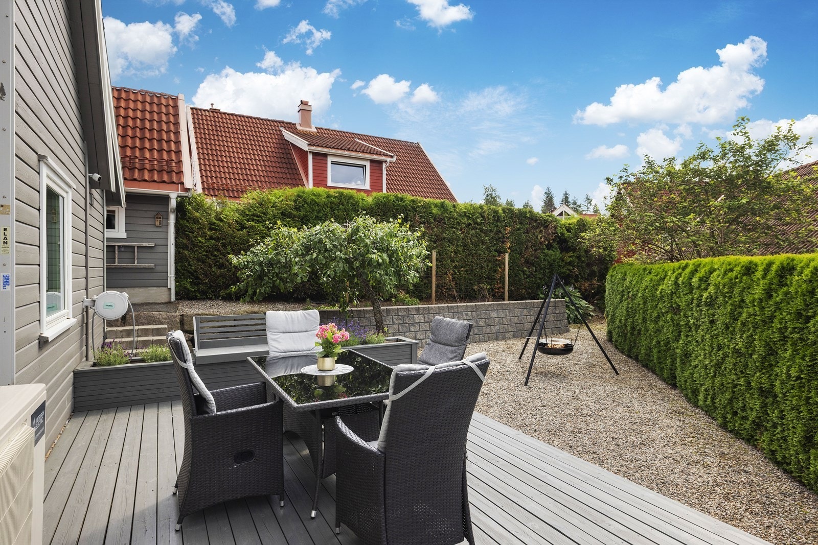 Pent opparbeidet med liten gressplen, støttemurer, prydbusker/trær, belegningsstein og asfalt. Galleribilde