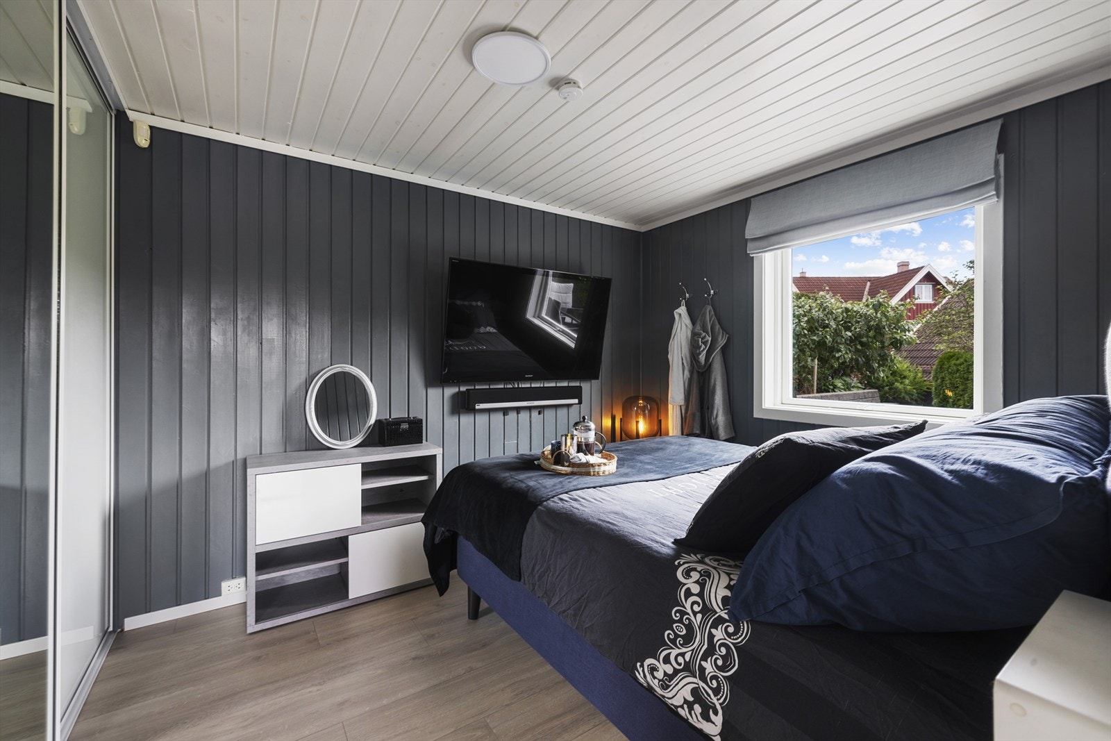 Hovedsoverom i 1. etasje - praktisk skyvedørsgarderobe Galleribilde