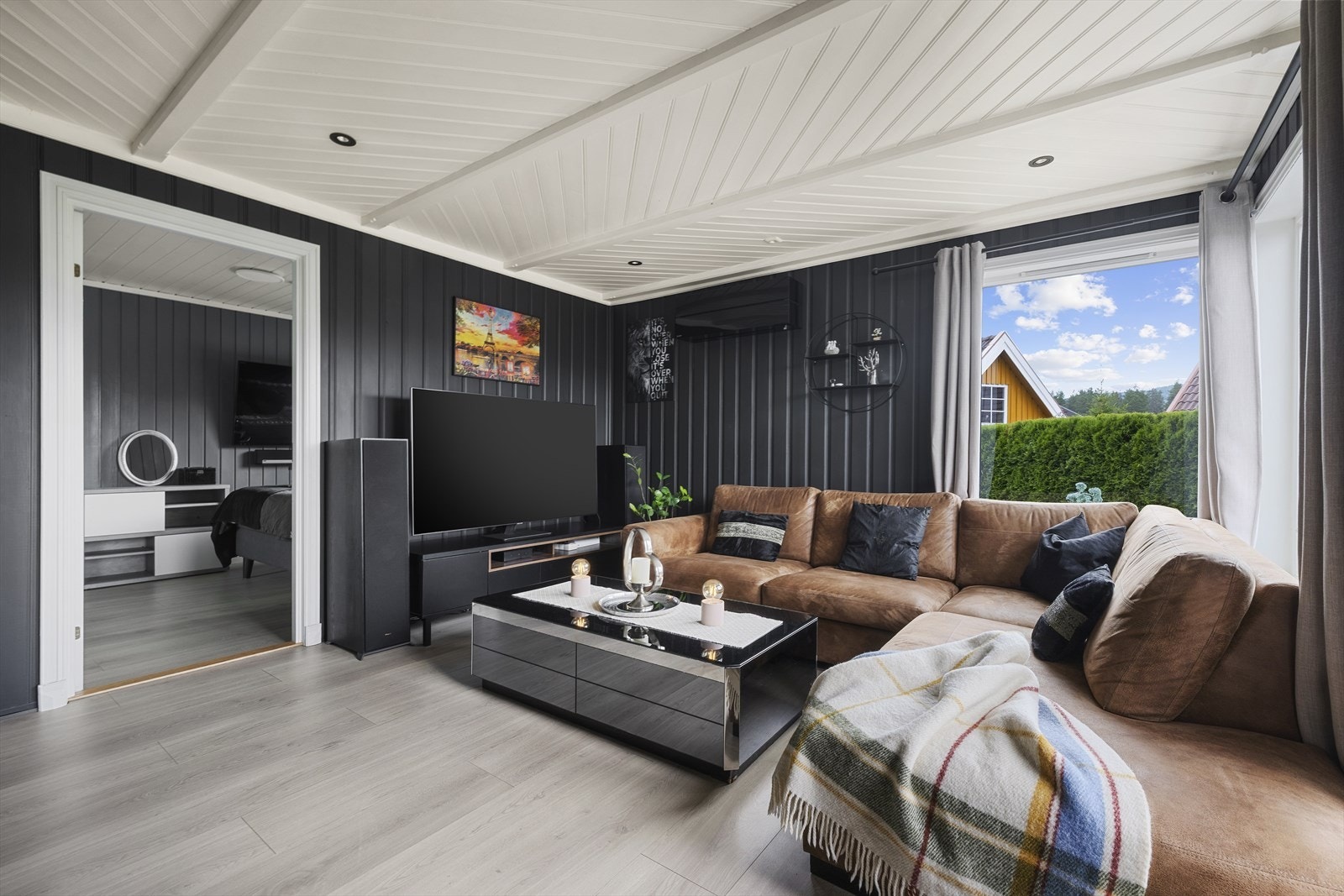 Varmepumpe og vedovn sørger for god oppvarming av denne etasjen. Galleribilde