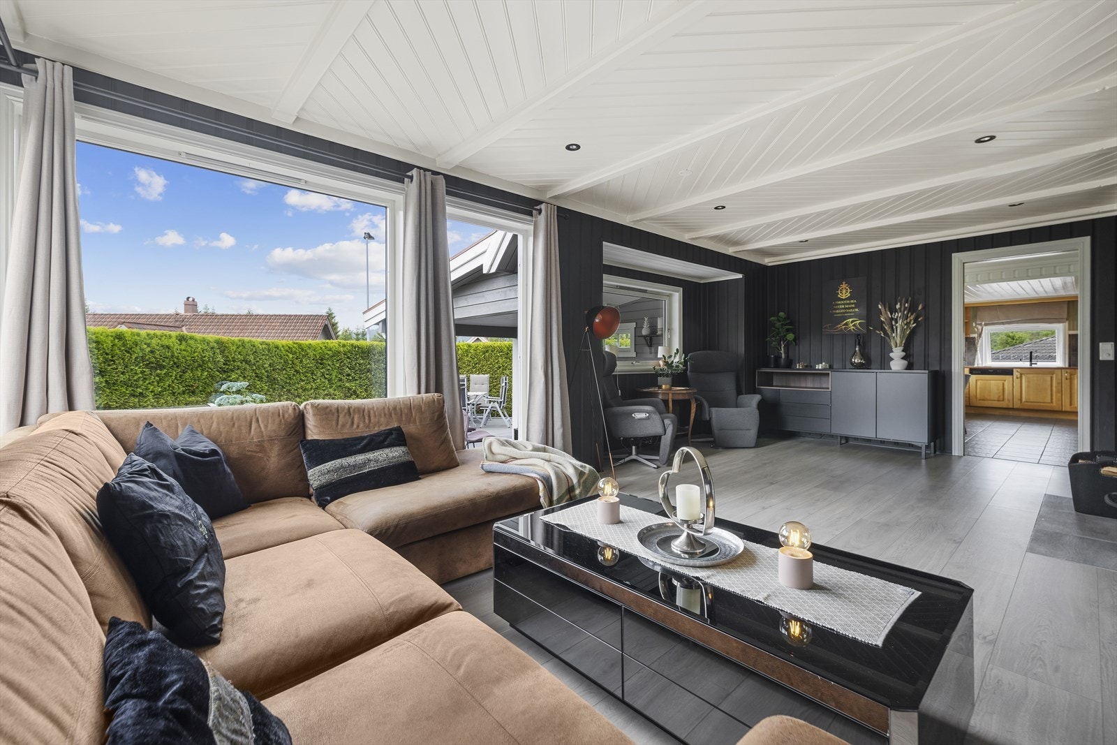 Store vindusflater gir godt med dagslys inn i boligen. Galleribilde