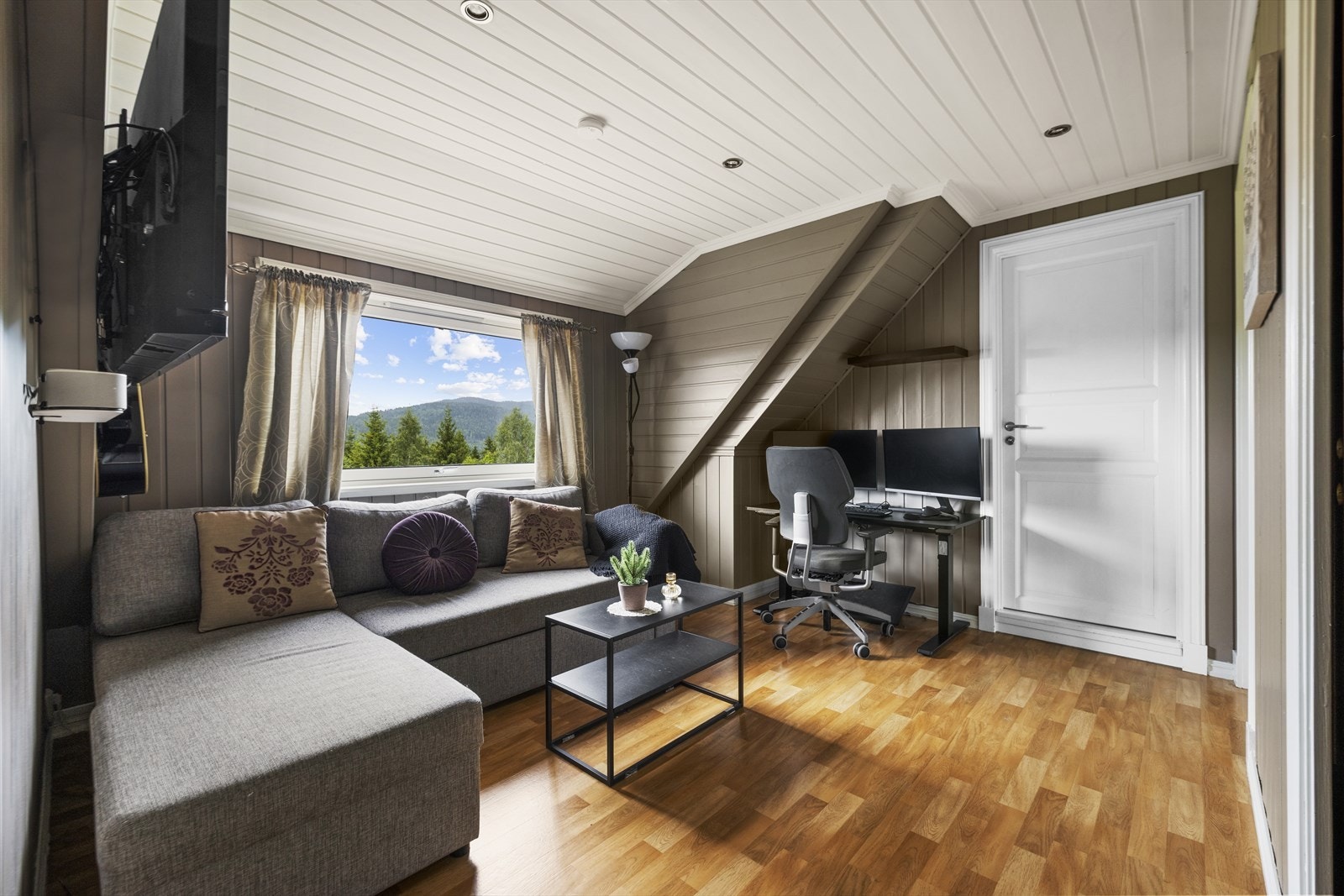 Loftstue - perfekt for barne-/ungdomsfamilien! Galleribilde