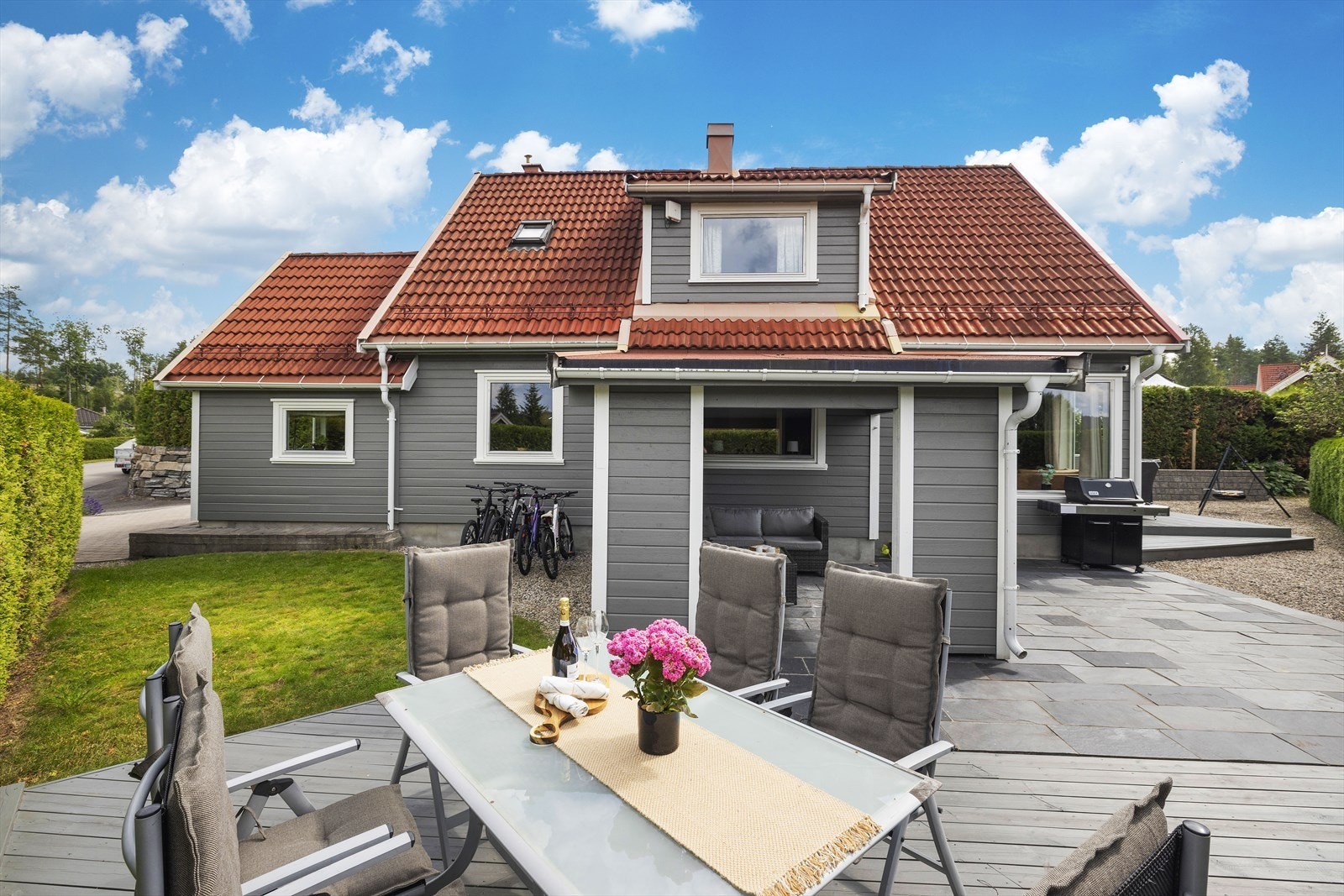 Eiendommen er meget barnevennlig og er pent innrammet med hekk og gjerde i tomtegrenser. Galleribilde