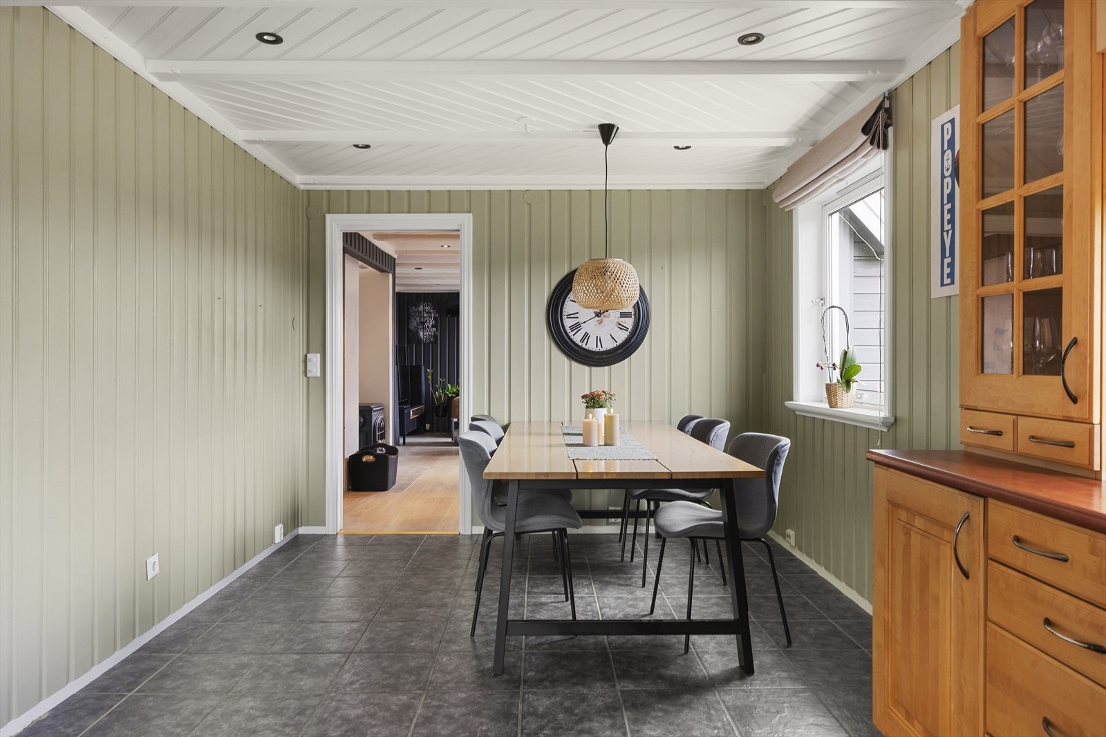 Kjøkken med hyggelig spiseplass. Galleribilde