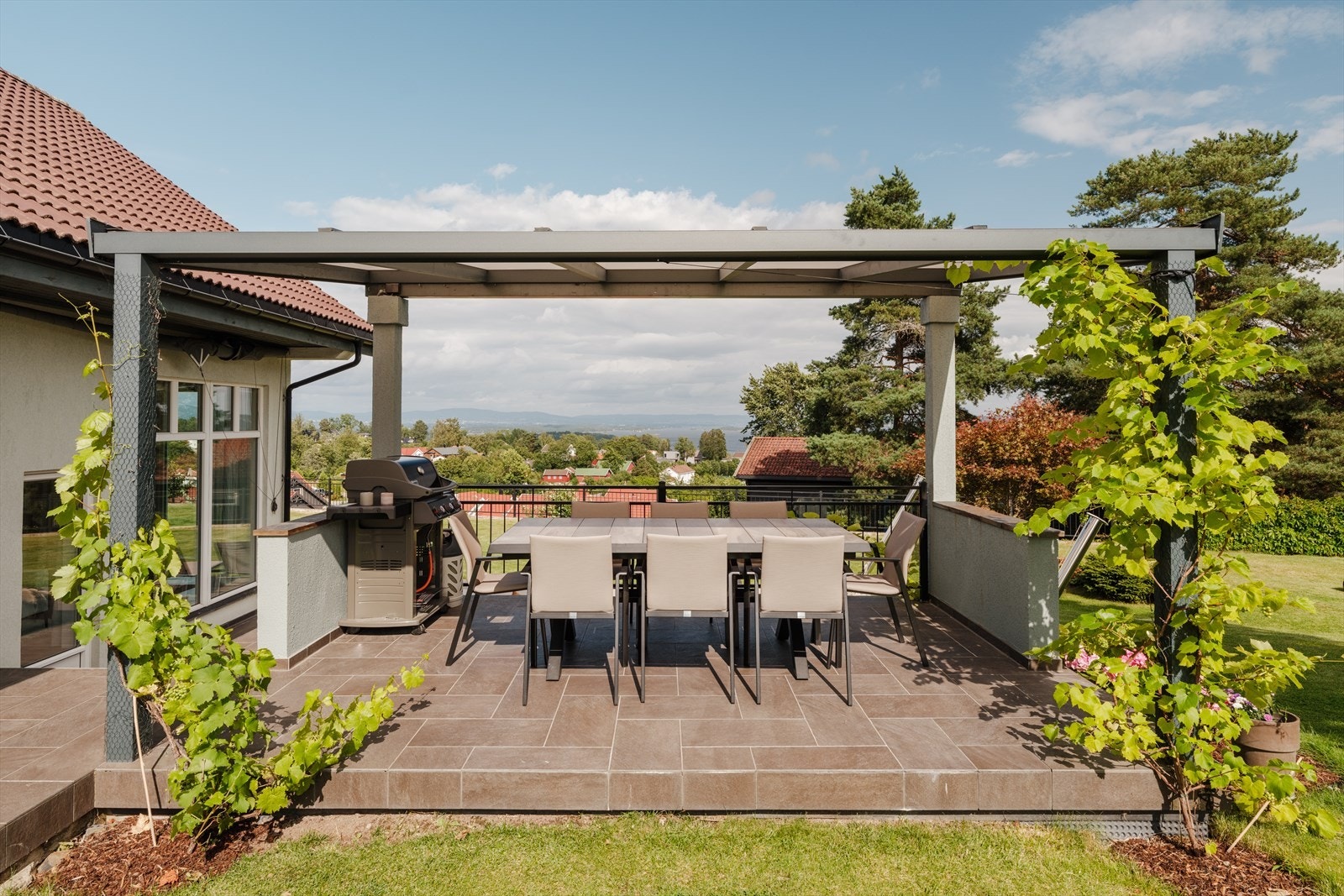 Hagen er pent opparbeidet med gressplen, prydbusker og flere soner for lek og avslapning. Galleribilde