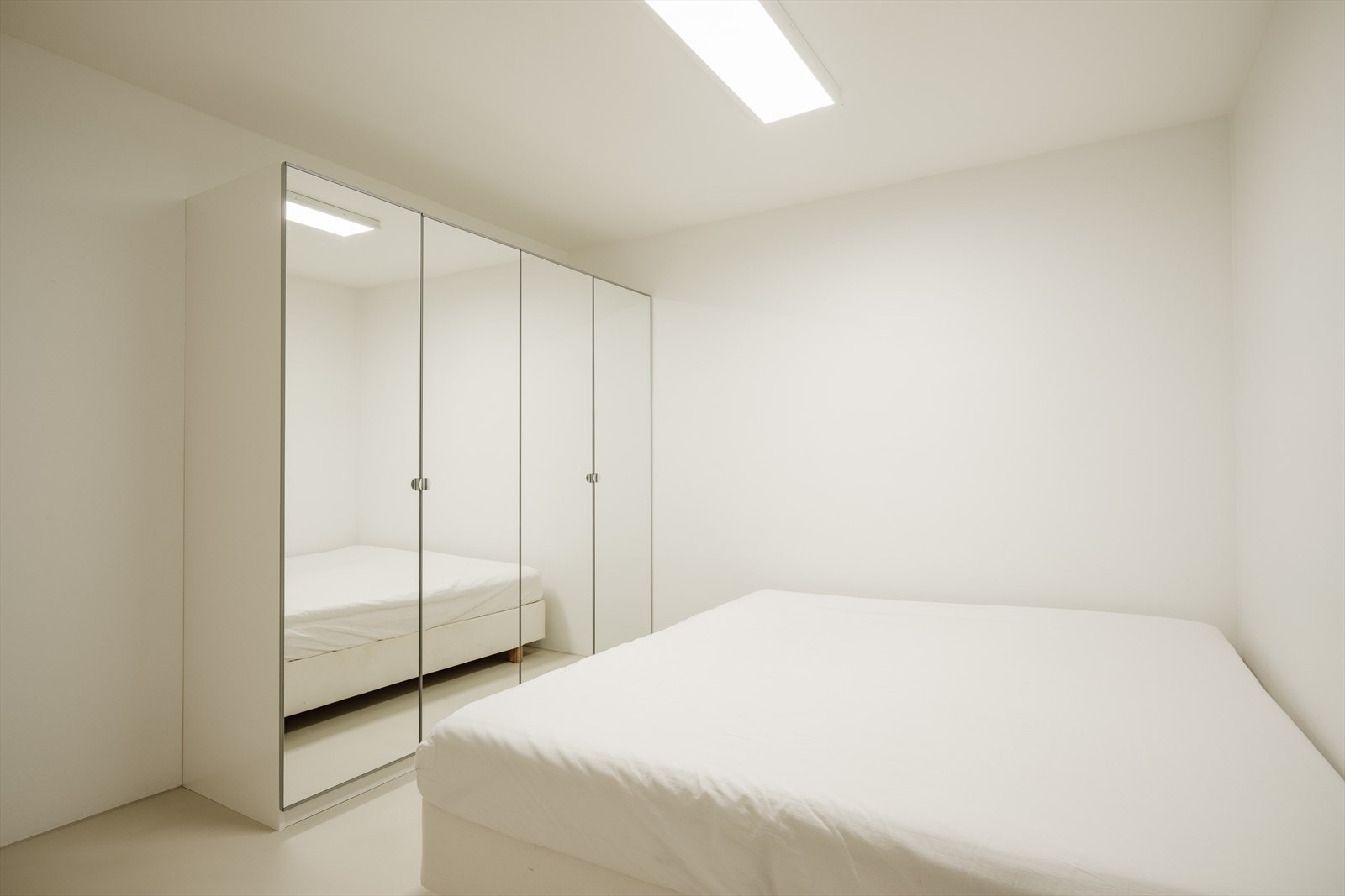 Soverom i utleiedelen med plass til dobbeltseng og garderobeløsning. Galleribilde